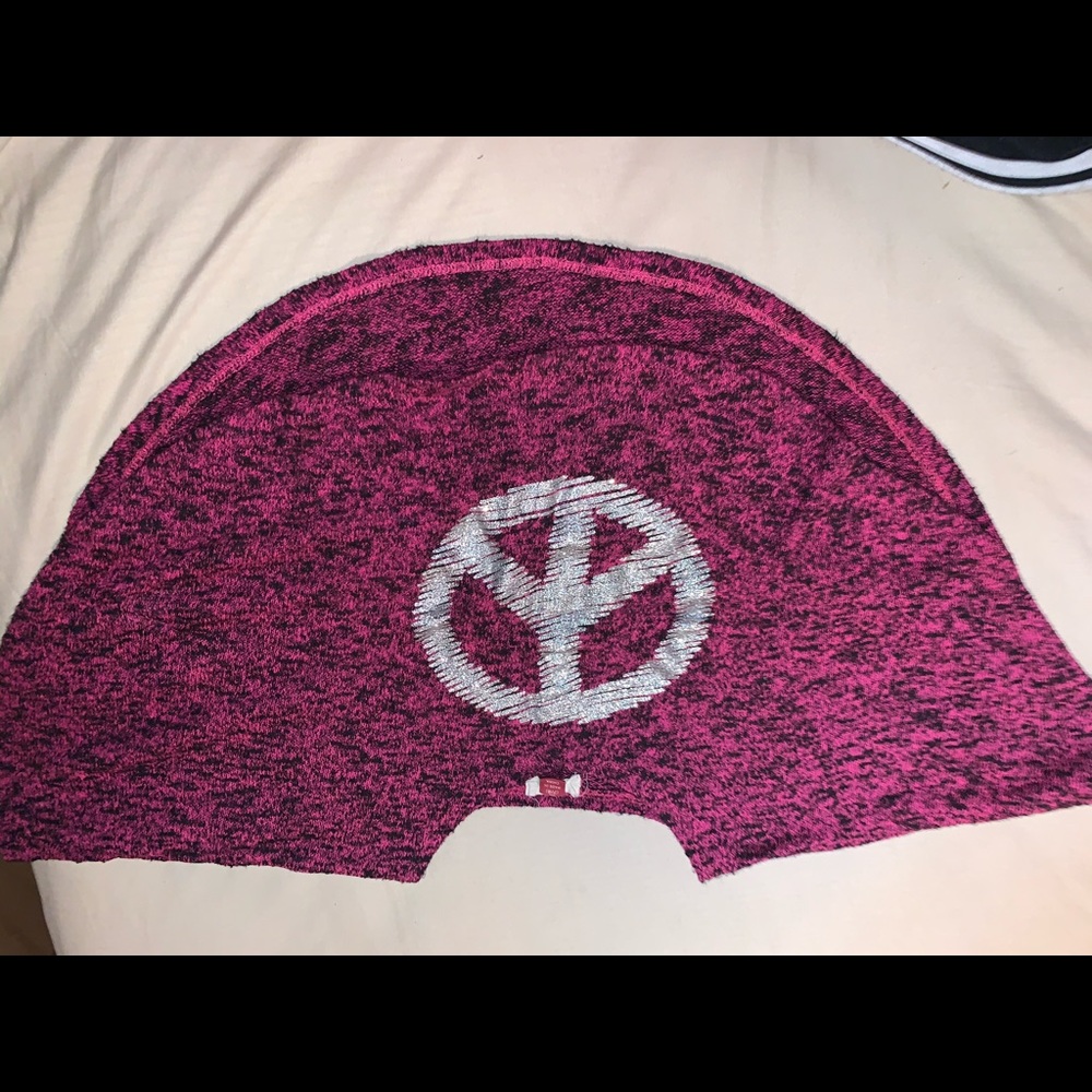 Lei Peace Crop top